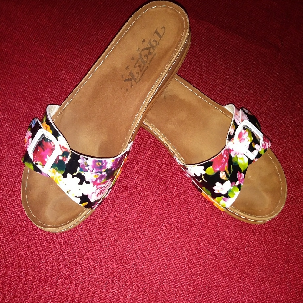 Flower pattern slip on sandals